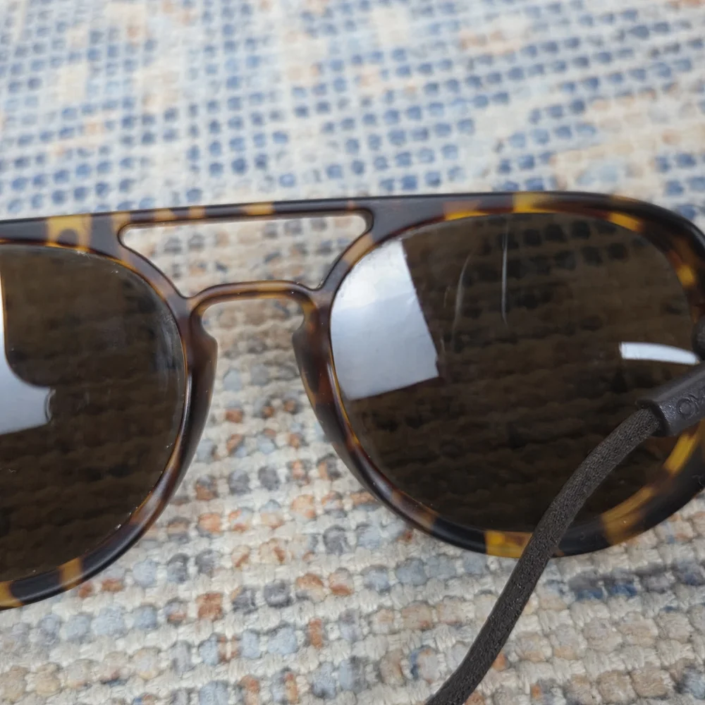 OMBRAZ Tortoiseshell Sunglasses with Strap - Picture 5 of 6